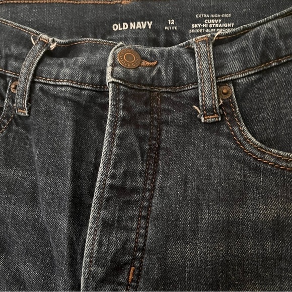 OLD NAVY High-Rise Curvy Straight Secret-Slim Pockets Cropped Mom Jeans PETITE - Picture 5 of 7